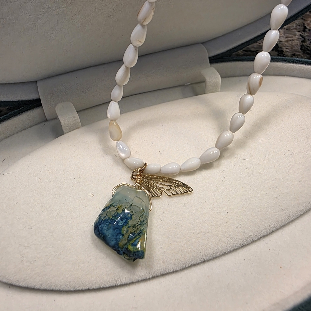 SALE!!Dragon's Vein Agate Pendant with Shell beads and Gold Butterfly Wing Charm - Picture 6 of 7